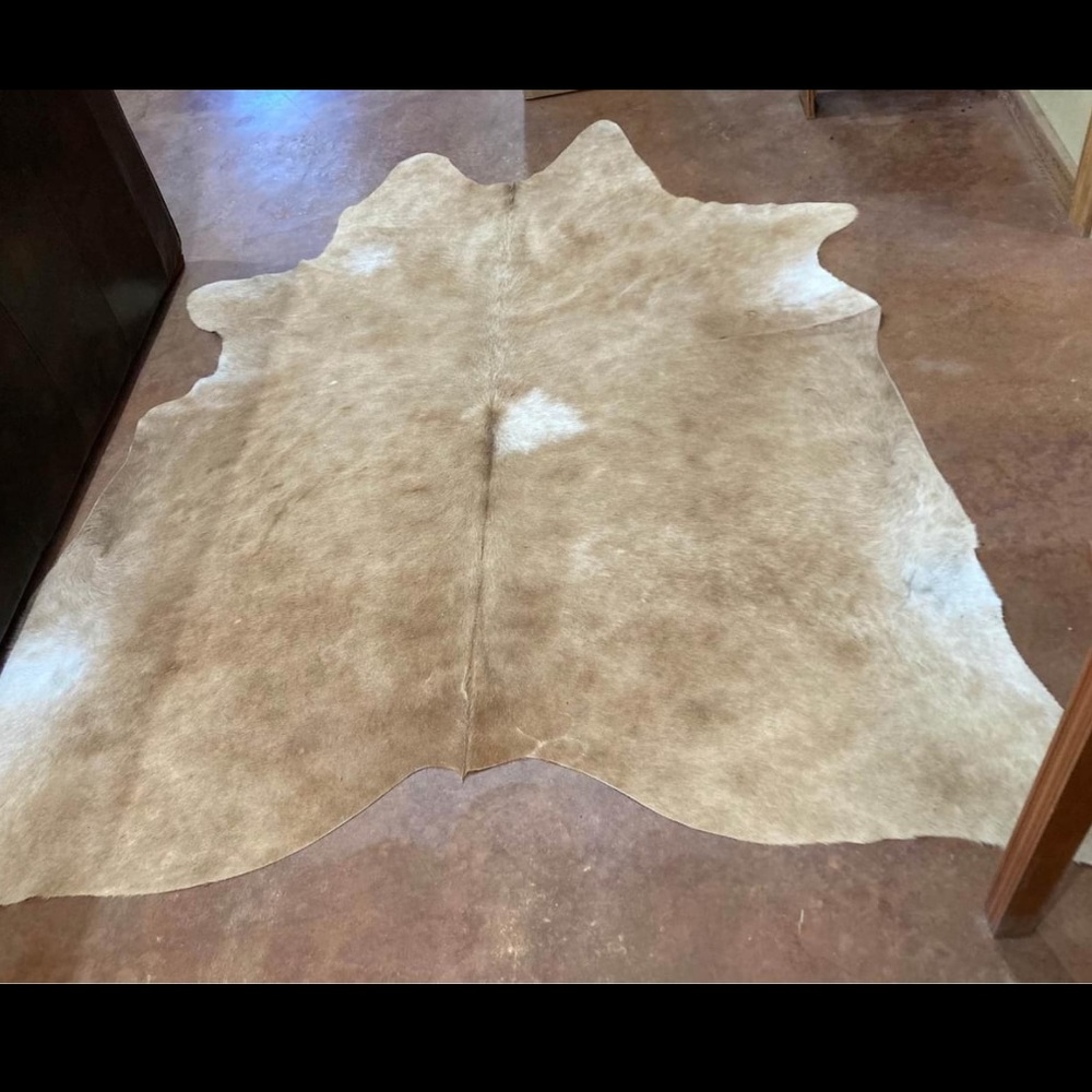 XL Tan Cow hide Rug. Perfect Condition.